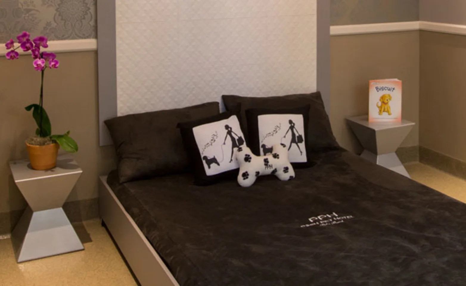Posh Pet Hotel Presidential dog room and a queen size bed for dogs